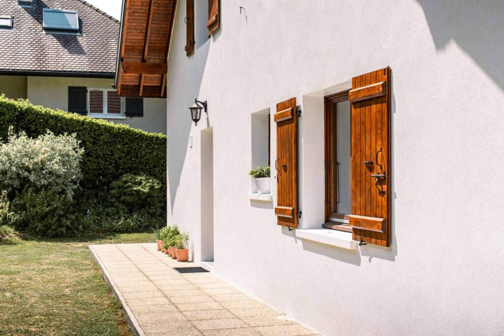 Pose d'un enduit taloché sur la façade d'une maison