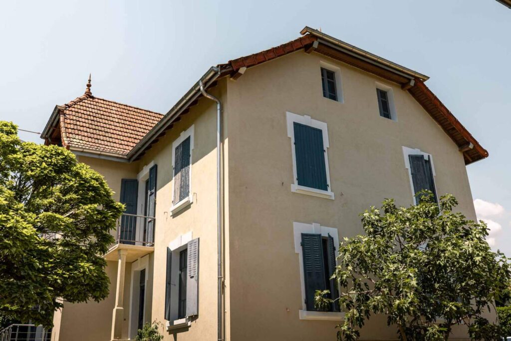 Ravalement de façade d'une ancienne maison à Annecy