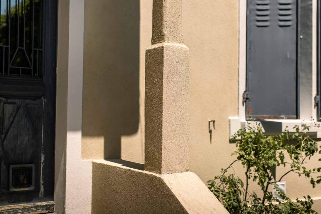Entrée d'une maison rénovée avec de l'enduit