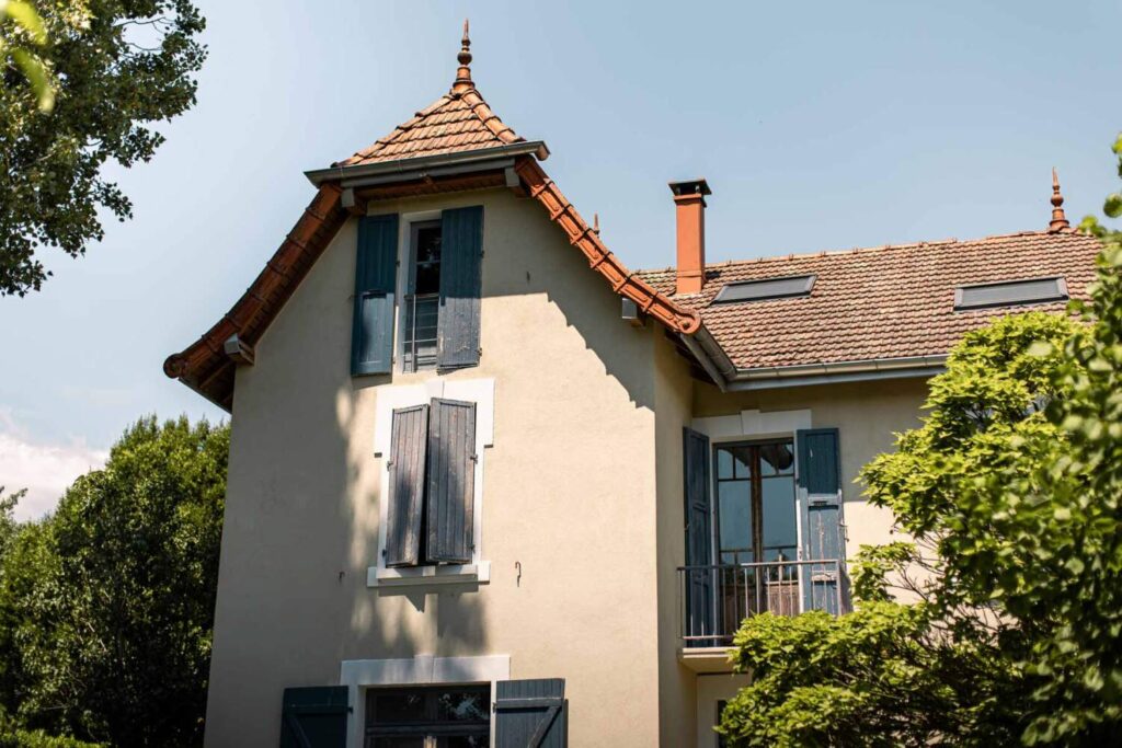 Façade extérieure rénovée par l'entreprise PERES SERVIS et FILS