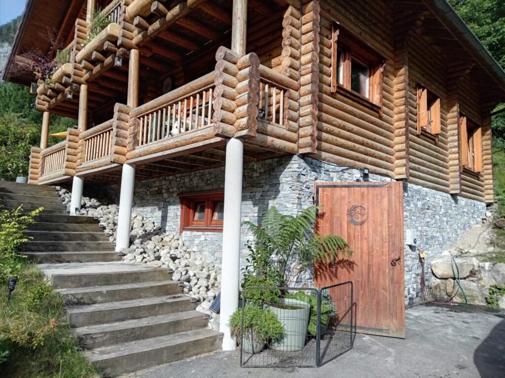 Parement de pierres autour d'une maison